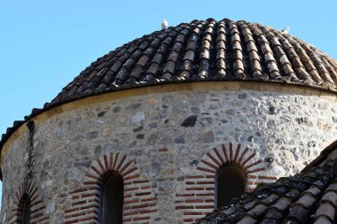 Kuzey Kıbrıs'taki antik kilise çatıda güvercin