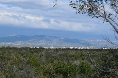 Dağlar karşı binaların doğal görünümü