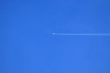 Gökyüzünde beyaz bir uçak