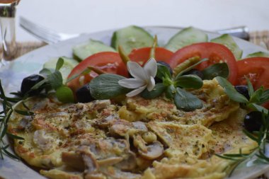 Mantarlı lezzetli kahvaltılı omlet