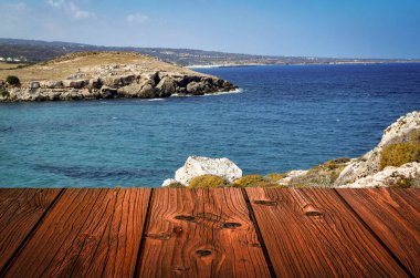 doğa arka plan ile ahşap raf mağaza