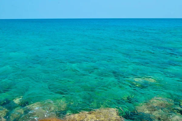 Rocky Coastline Turquoise Sea Background — Stock Photo, Image