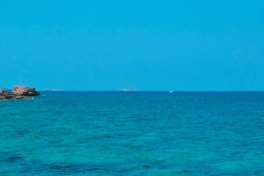 gündüz dalgalı turkuaz deniz görünümü