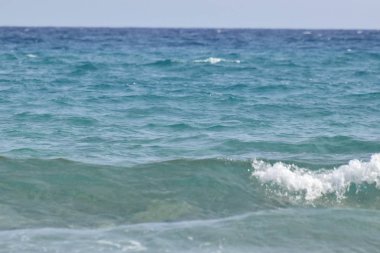 gündüz dalgalı turkuaz deniz görünümü