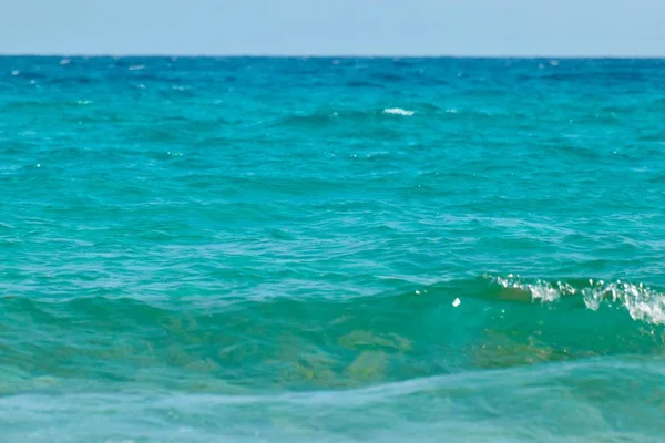 Вид Хвилясте Бірюзове Море Вдень — стокове фото