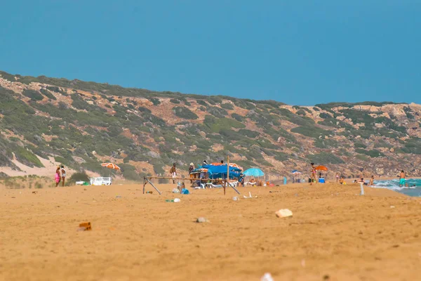 Blick Auf Sandstrand Und Touristen Die Sich Tagsüber Entspannen — Stockfoto