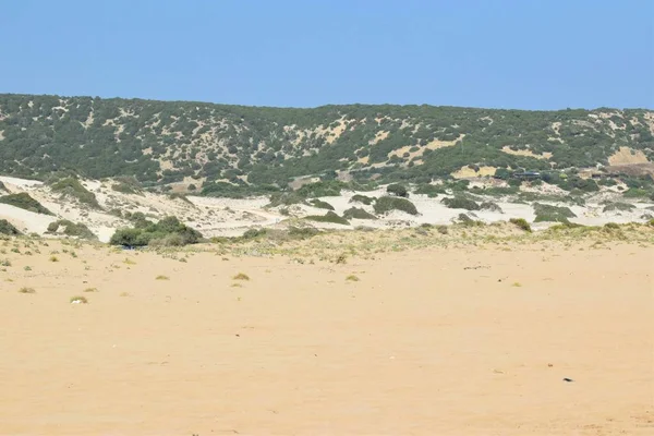 Blick Auf Sandstrand Auf Bergkulisse Bei Tag — Stockfoto