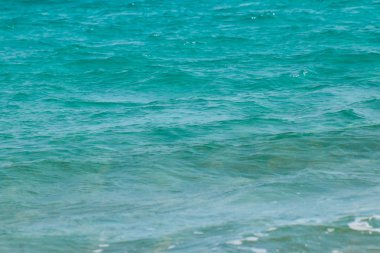 gündüz dalgalı turkuaz deniz görünümü
