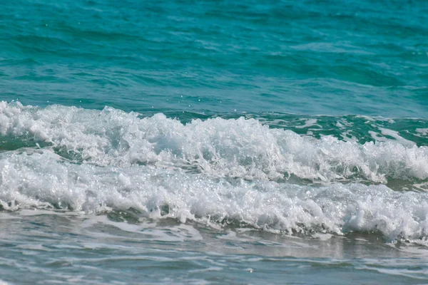 Вид Хвилясте Бірюзове Море Вдень — стокове фото