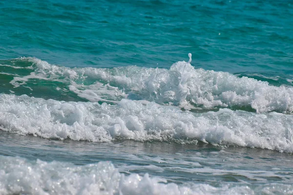 Uitzicht Golvende Turquoise Zee Overdag — Stockfoto