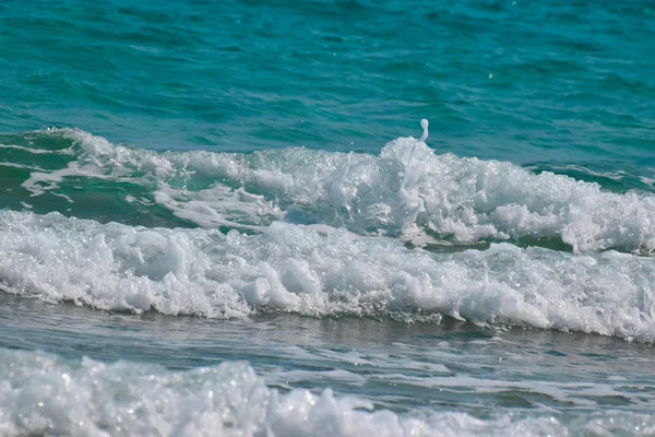 Vista Del Mar Turquesa Ondulado Durante Día — Foto de Stock