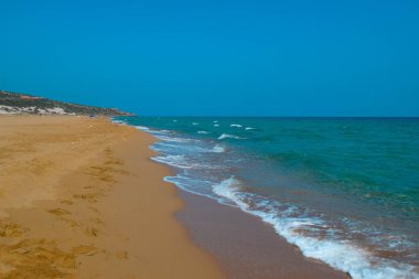 gündüz kumlu plaj ve turkuaz deniz görünümü