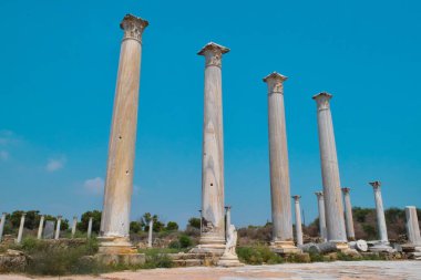 mavi gökyüzü arka plan üzerinde antik sütunlar satır 