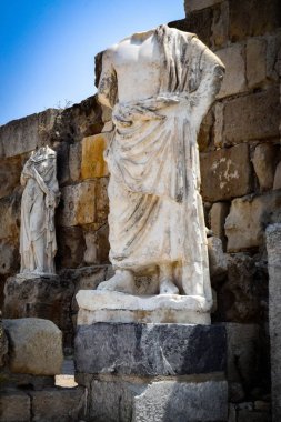 antik amfitiyatroda başı olmayan heykellerin görünümü 
