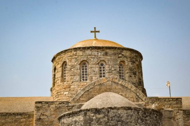 gündüz antik taşlı Hıristiyan kilisesinin görünümü  