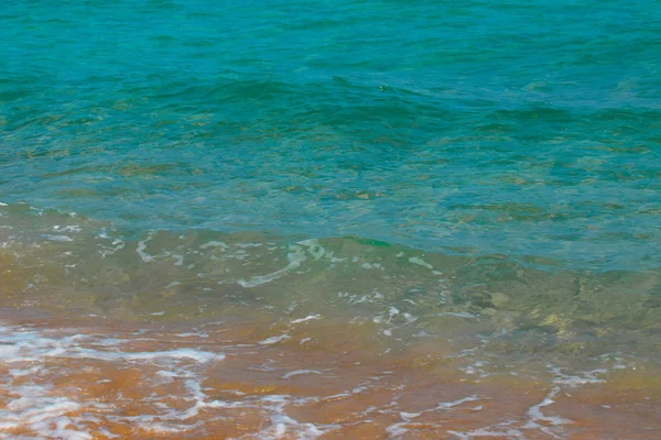 Θέα Από Κυματιστά Τιρκουάζ Θάλασσα Κατά Διάρκεια Της Ημέρας — Φωτογραφία Αρχείου