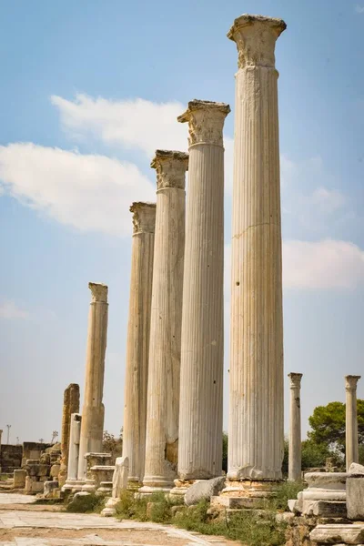 蓝天背景上的一排古柱子 — 图库照片