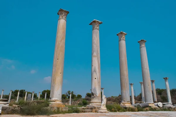 Reihe Alter Säulen Auf Blauem Himmelshintergrund — Stockfoto