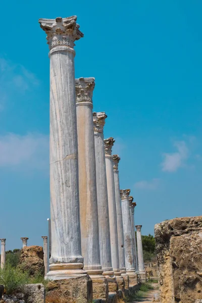 蓝天背景上的一排古柱子 — 图库照片