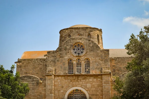白天古代石制基督教教堂的景色 — 图库照片