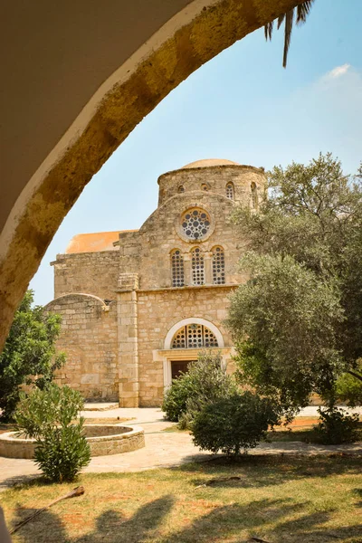 Blick Auf Alte Gesteinigte Christliche Kirche Bei Tag — Stockfoto