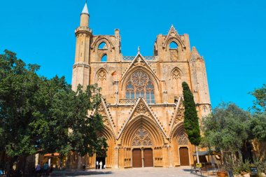 gündüz antik taşlı Hıristiyan kilisesinin görünümü  