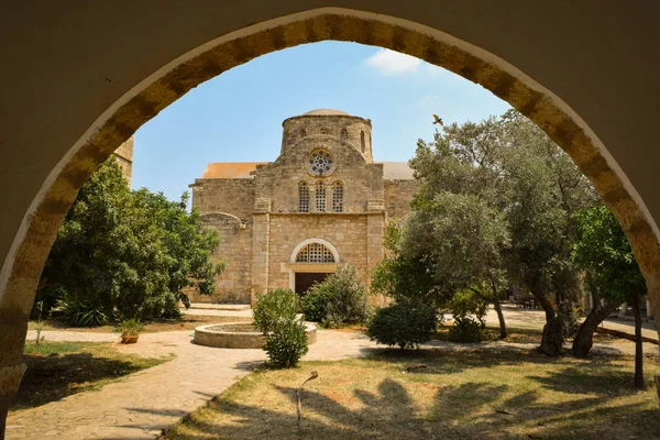 Vista Antigua Iglesia Cristiana Apedreada Durante Día — Foto de Stock