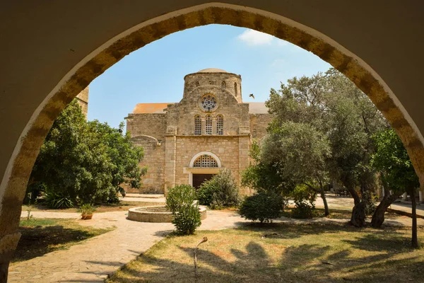 Vista Antiga Igreja Cristã Apedrejada Durante Dia — Fotografia de Stock