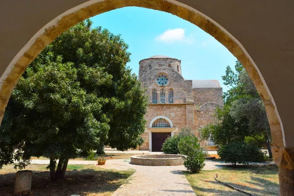 白天古代石制基督教教堂的景色 — 图库照片