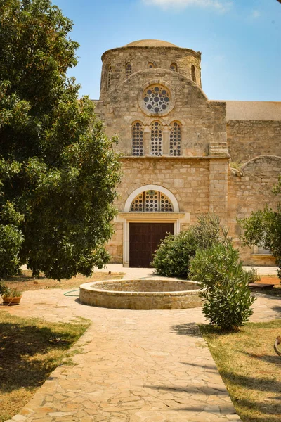 Blick Auf Alte Gesteinigte Christliche Kirche Bei Tag — Stockfoto