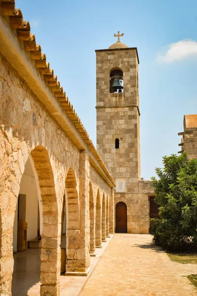 Blick Auf Alte Gesteinigte Christliche Kirche Bei Tag — Stockfoto