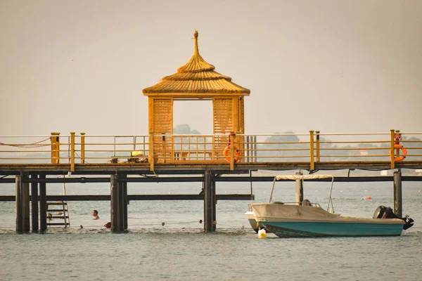 Vista Del Cenador Privado Madera Con Tumbonas Muelle Sobre Mar —  Fotos de Stock