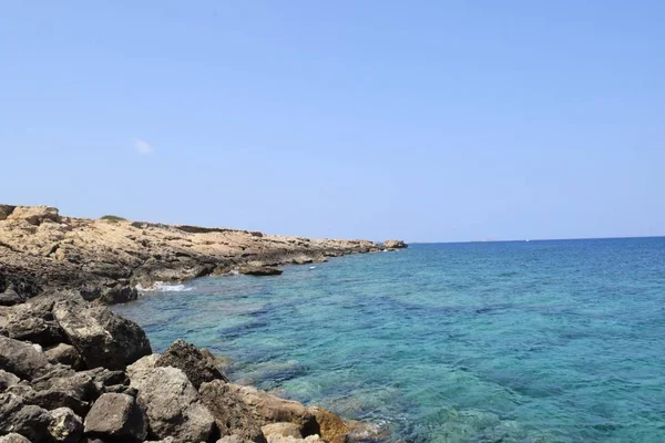 Rocky Coastline Turquoise Sea Background — Stock Photo, Image