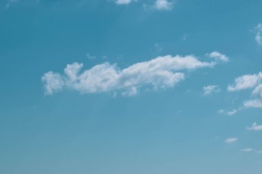 Beyaz bulutlar, mavi gökyüzünde, arka planda