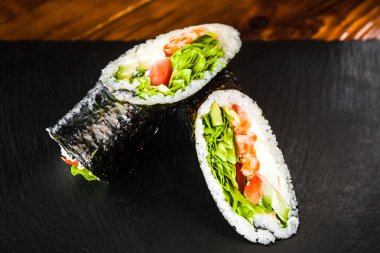 Japon mutfağının yemekleri rulo ile balık