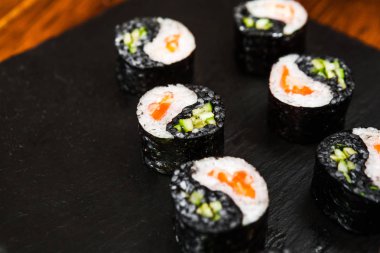 Japon mutfağının yemekleri rulo ile balık