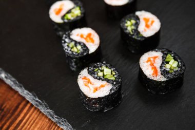 Japon mutfağının yemekleri rulo ile balık