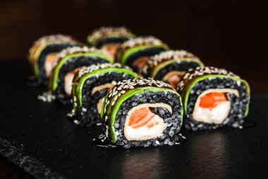 Japon mutfağının yemekleri rulo ile balık