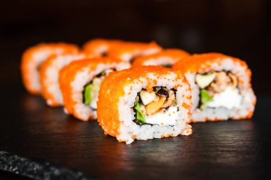 Japon mutfağının yemekleri rulo ile balık