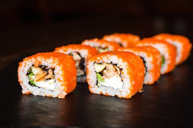 Japon mutfağının yemekleri rulo ile balık