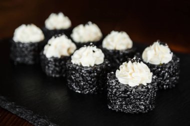 Japon mutfağının yemekleri rulo ile balık