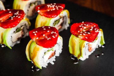 Japon mutfağının yemekleri rulo ile balık