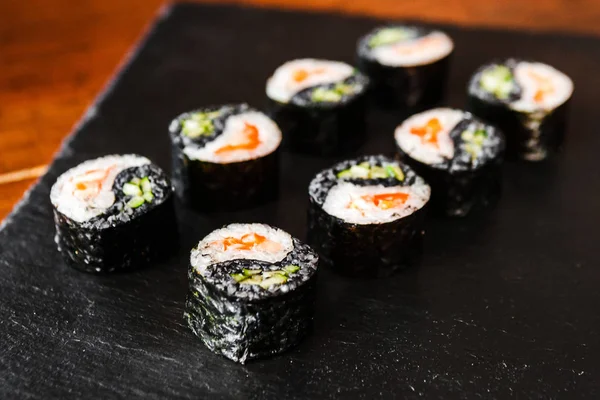 Japon mutfağının yemekleri rulo ile balık