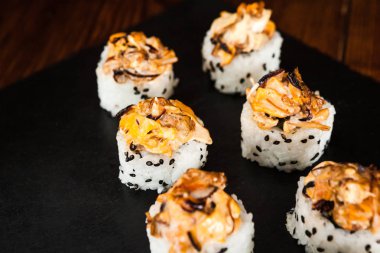 Japon mutfağının yemekleri rulo ile balık