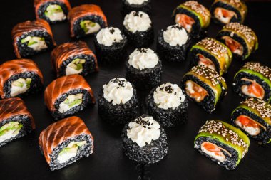 Japon mutfağının yemekleri rulo ile balık