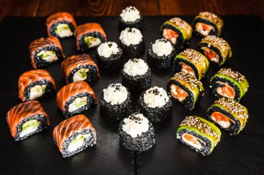 Japon mutfağının yemekleri rulo ile balık