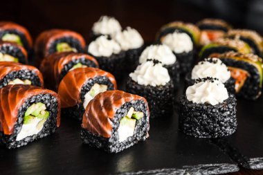 Japon mutfağının yemekleri rulo ile balık