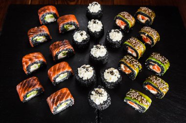 Japon mutfağının yemekleri rulo ile balık