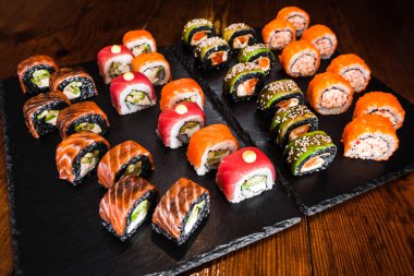 Japon mutfağının yemekleri rulo ile balık