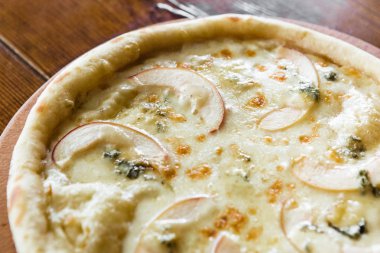 Etli, peynirli ve mantarlı lezzetli pizza.